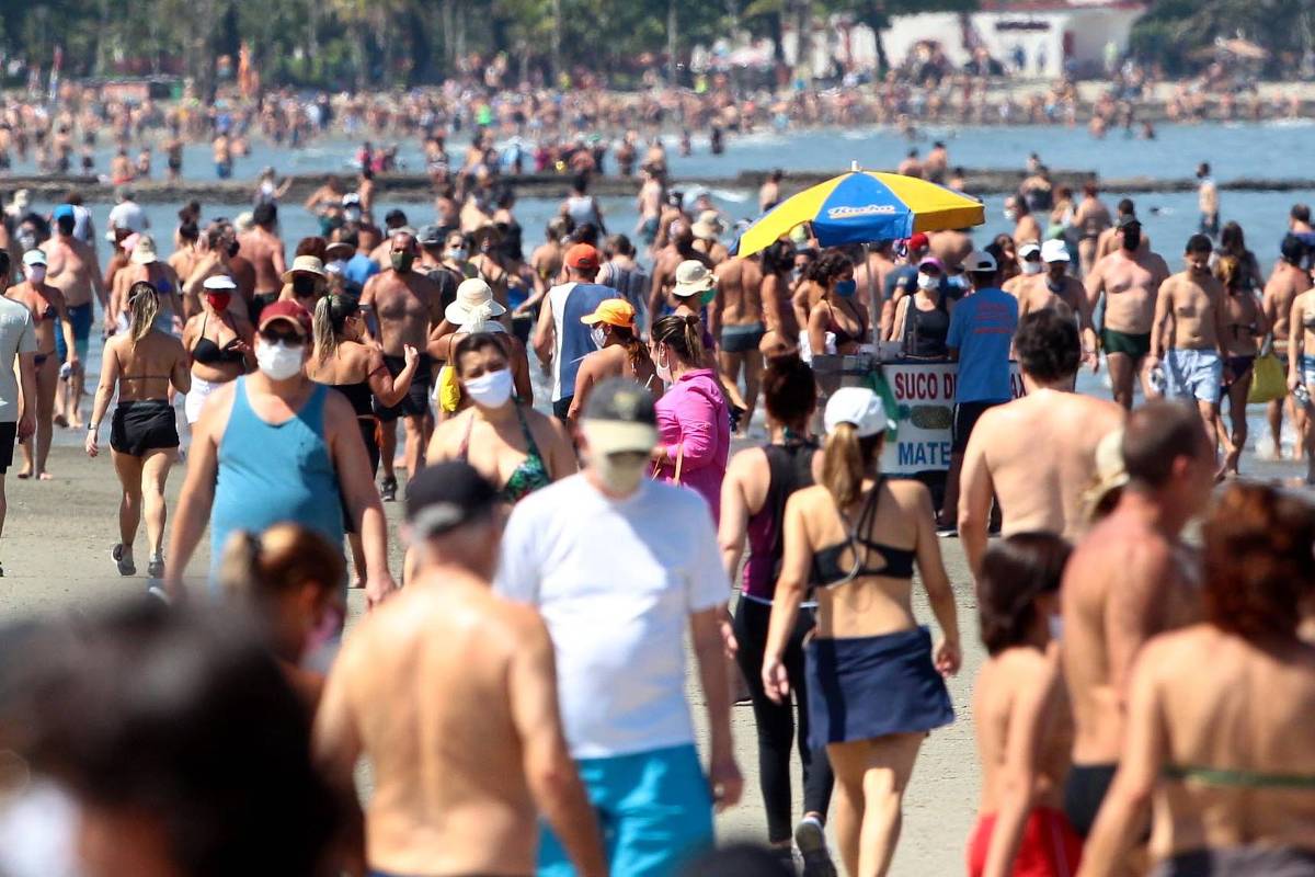 Prefeitos do litoral pedem reforço policial a Doria contra caos nas praias no feriadão